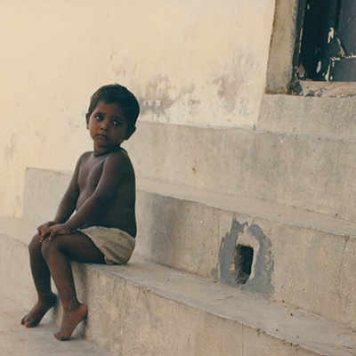 sitting boy/座る男の子